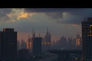 《雾都拾遗》开场长镜头横版剧照，晨雾笼罩的旧城区屋顶与远处钟楼