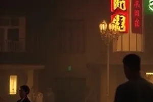 《潮汐图书馆》阅览室横版剧照，水痕漫过书架底部