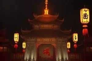 《霜降纪事》秋末庭院横版剧照，落叶铺满石阶