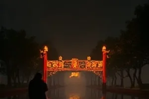 《玻璃窗里的四季》室内窗景横版剧照，窗框分割出四块不同天色
