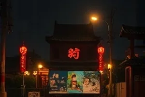 《十七号邮局》营业窗口横版剧照，柜台后堆着挂号信